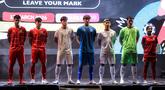 Sejumlah pemain Timnas sepak bola dan Timnas futsal Indonesia berpose dengan mengenakan jersey terbaru pabrikan aparel Kelme dalam acara Leave Your Mark Fest 2026 di Plaza Utara Stadion Utama Gelora Bung Karno, SUGBK, Senayan, Jakarta, Kamis (12/03/2026) malam WIB. (Bola.com/Bagaskara Lazuardi)