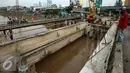 Suasana pembongkaran pembongkaran Jembatan Velbak di Jalan Latumenten, Jakarta Barat, Rabu (9/11). (Liputan6.com/Johan Tallo)