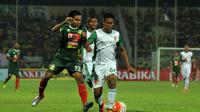 Fandi Eko Utomo (hijau) gagal mencetak gol saat bertemu PS TNI sehingga laga yang dimainkan di Sidoarjo (8/5/2016) ini berakhir tanpa gol. (Bola.com/Fahrizal Arnas)