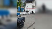 Seorang pelajar tewas dibacok di dalam areal salah satu Stasiun Pengisian Bahan Bakar Umum (SPBU) di Kota Medan, Sumatera Utara (Sumut), videonya viral di media sosial (medsos) Instagram, Jumat (25/11/2022) (Tangkapan layar Instagram @beritakomedan)