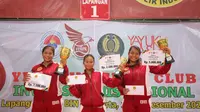 Fitriani Sabatini (kiri) dan Fitriana Sabrina (kanan) berbagi podium setelah saudari kembar ini bertemu di final turnamen tenis yang diikuti atlet nasional yang diselenggarakan Yayuk Basuki Tennis School dan BIN Tennis Club di Jakarta Selatan, Sabtu (17/12/2022). (Ist)