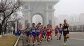 Sejumlah pelari mengikuti ajang Pyongyang International Marathon 2025 di jalanan Pyongyang, Korea Utara, Sabtu (06/04/2025). (AP Photo/Jon Chol Jin)