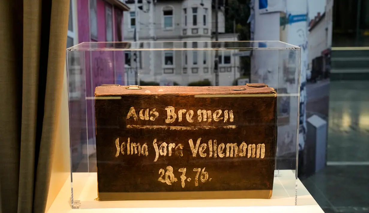 Koper bertuliskan nama dan tanggal lahir korban Holocaust Selma Sara Vellemann dari Bremen dipamerkan dalam pameran barang-barang peringatan Holocaust di Parlemen Jerman Bundestag, Berlin, Jerman, 23 Januari 2023. Pameran untuk memperingati 70 tahun Yad Vashem, peringatan resmi Israel untuk orang-orang Yahudi korban Holocaust sejak 1953, menghadirkan berbagai benda sehari-hari yang dibawa oleh orang Yahudi ketika mereka melarikan diri dari Nazi. (AP Photo/Markus Schreiber)