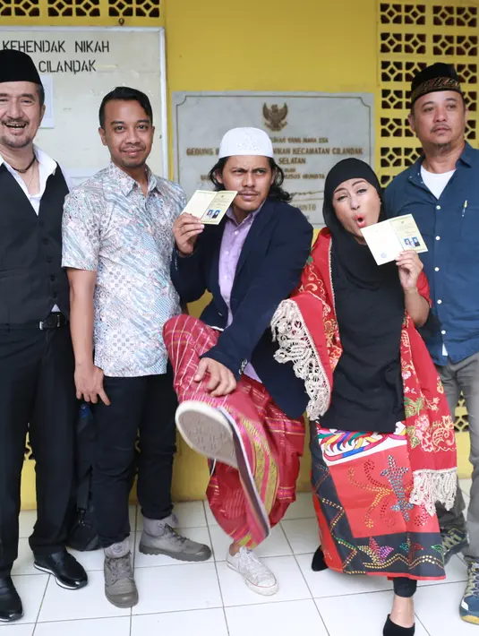 Kedua mempelai terlihat tampil apa adanya. Menuju KUA, keduanya berboncengan sepeda motor jenis matic. Keceriaan pasangan ini, meski pernikahannya berlangsung sederhana. (Adrian Putra/Bintang.com)