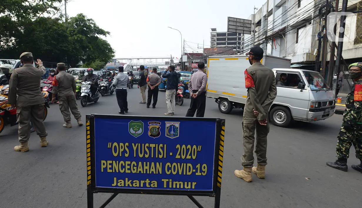 Petugas Satpol PP menggelar Operasi Yustisi Protokol Kesehatan Covid-19 di Terminal Kampung Melayu, Jakarta, Kamis (24/9/2020). Operasi Yustisi untuk menegakkan disiplin dalam penerapan protokol kesehatan itu melibatkan Organisasi Kemasyarakatan atau Ormas. (merdeka.com/Imam Buhori)