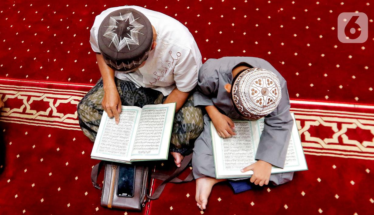 Umat muslim membaca al quran pada bulan Ramadhan di Masjid Istiqlal, Jakarta, Sabtu (25/3/2023). Kegiatan membaca al quran tersebut dapat menambah pahala dan keberkahan di bulan Puasa. (Liputan6.com/Angga Yuniar)