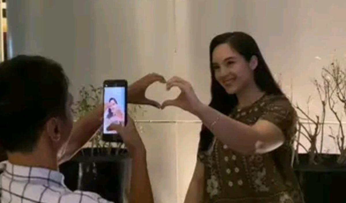 Potret cantik Chelsea Islan juga mencuri perhatian para fans. Banyak memuji potret cantik dirinya.<br>