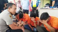 Kapolresta Palembang Kombes Pol Didi Hayamansyah menginterogasi tiga orang pelaku pembobol minimarket di Palembang (Liputan6.com / Nefri Inge)
