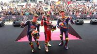 Tiga pembalap yang finis podium pada Race 1 WSBK Mandalika hari Sabtu (04/03/2023). Dari kiri ke kanan: Andrea Locatelli, Alvaro Bautista, dan Toprak Razgatlioglu. (Twitter/WSBK)