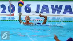 Pemain DKI Jakarta, Ariel Dyah Cininta S (kiri) mengoper bola saat laga final polo air PON XIX melawan Jawa Barat di Kolam Renang Si Jalak Harupat, Kab Bandung, Senin (26/9/2016). DKI Jakarta unggul dengan skor 14-8. (Liputan6.com/Helmi Fithriansyah)