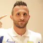 Spaso memotong rambutnya sehari sebelum laga final Piala Presiden 2015 melawan Sriwijaya FC di Stadion Utama Gelora Bung Karno, Senayan, Jakarta. (Bola.com/Vitalis Yogi Trisna)