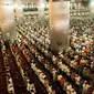 Suasana ratusan jemaah melaksanakan salat Jumat di Masjid Istiqlal, Jakarta, Jumat (2/6). Masjid Istiqlal selalu dipenuhi umat muslim pada salat Jumat ketika bulan suci Ramadan. (Liputan6.com/Gempur M Surya)