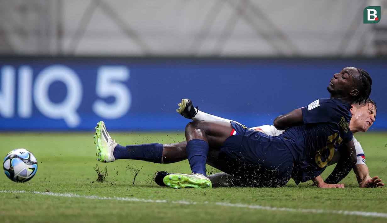 <p>Pemain Timnas Prancis U-17, Arthur Tchaptchet (depan) berebut bola dengan seorang pemain Timnas Amerika Serikat U-17 pada laga ketiga Grup E Piala Dunia U-17 2023 di Jakarta International Stadium, Jakarta Utara, Sabtu (18/11/2023). (Bola.com/Bagaskara Lazuardi)</p>