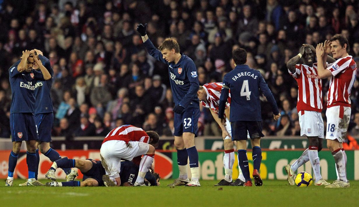 Dua tahun kemudian di bulan yang sama, gelandang muda Arsenal, Aaron Ramsey juga mengalami cedera serius usai tekel brutal yang dilakukan bek Stoke City, Ryan Shawcross. Kejadian itu mengakibatkan Ramsey mengalami patah kaki. (AFP/Paul Ellis)
