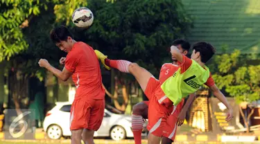 Persija melakukan latihan jelang laga lanjutan Torabika Soccer Championship presented by IM3 Ooredoo di Lapangan Yon Zikon 14, Jakarta, Kamis (16/6/2016). Persija akan melakoni laga tandang melawan Arema Cronus (19/6). (Liputan6.com/Helmi Fithriansyah)