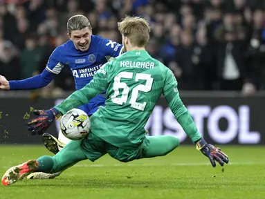 Kiper Liverpool, Caoimhin Kelleher (kanan) menghalau bola tendangan pemian Chelsea, Conor Gallagher pada laga final Carabao Cup 2023/2024 di Stadion Wembley, Inggris, Minggu (25/02/2024). Pertandingan dimenangkan The Reds melalui gol semata wayang Virgil Van Dijk. (AP Photo/Dave Shopland)