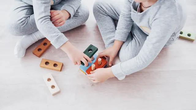 Mainan edukatif DIY memiliki peran penting dalam merangsang perkembangan kognitif anak.