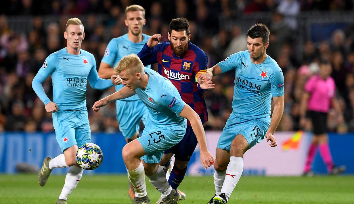Lionel Messi. Duel Ondrej Kudela (kanan) dan Lionel Messi ini terjadi di matchday keempat Grup F Liga Champions 2019/2020, 5 November 2019 di Camp Nou Stadium, Barcelona. Slavia Praha berhasil menahan imbang tuan rumah Barcelona 0-0. (AFP/Josep Lago)