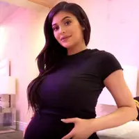 Kylie Jenner akhirnya mengumumkan kelahiran putri pertamanya bersama dengan Travis Scott. Ia pun merilis pernyataan dan sebuah video. (Reality Blurb)