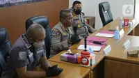 Kabid Humas Polda Metro Jaya, Kombes (Pol) Yusri Yunus (tengah) bersama Kapolres Jakarta Pusat Kombes (Pol) Hengky Haryadi saat rilis penyalahgunaan narkotika yang melibatkan artis Nia Ramadhani dan suaminya Ardi Bakrie di Polres Jakarta Pusat, Kamis (8/7/2021). (Liputan6.com/Helmi Fithriansyah)