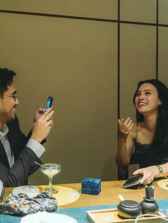 Anggika dilamar saat tengah menikmati dinner bersama di sebuah restoran. Di momen itu, Anggika tampil elegan serba hitam. [@anggikabolsterli]