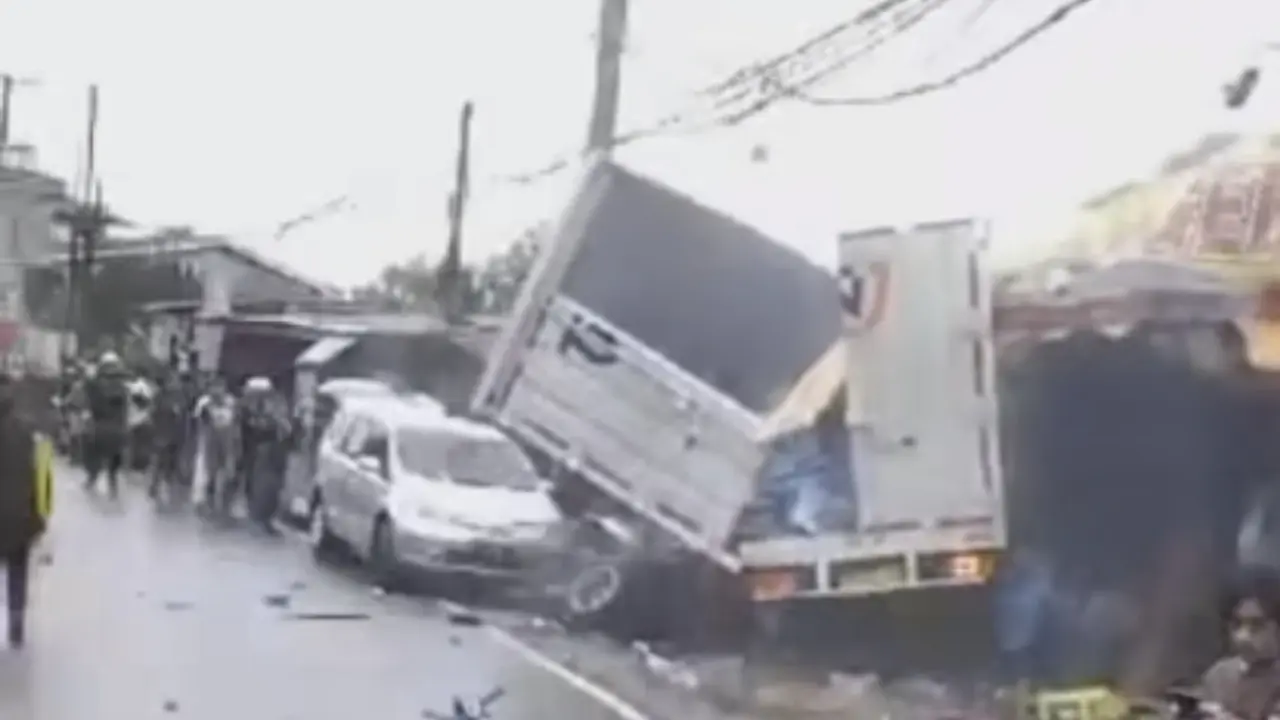 Tabrakan beruntun di jalan Raya Puncak, Kabupaten Bogor