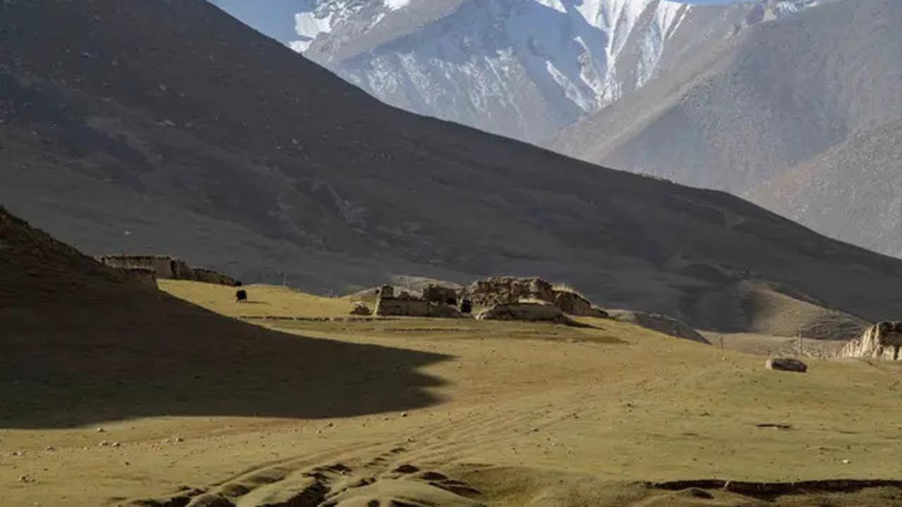 Tren Sewa Teman Naik Gunung di China, Makin Tampan Bayarannya Makin Mahal