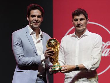 Mantan pemain Brasil Kaká (kiri) dan mantan kiper Spanyol Iker Casillas membawa trofi Piala Dunia FIFA Qatar selama Tur Trofi oleh Coca-Cola dimulai hari ini dengan acara pemberhentian pertama di Dubai, Uni Emirat Arab, Kamis (12/5/2022). (AP Photo/Kamran Jebreili)