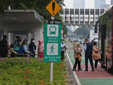 Penumpang menaiki bus saat jam pulang kerja di Jalan Jenderal Sudirman, Jakarta, Rabu (3/11/2021). Mobilitas masyarakat di Ibu Kota semakin meningkat seiring dilonggarkannya beberapa aturan. (Liputan6.com/Herman Zakharia)