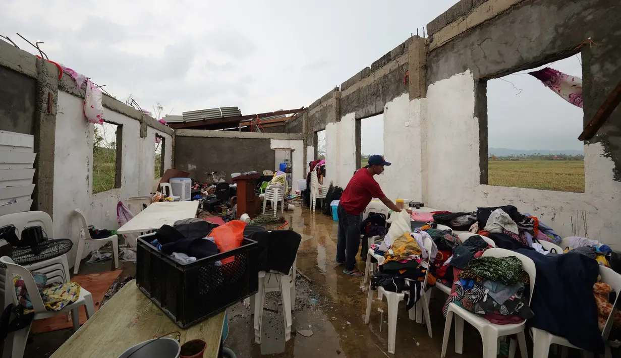 Pejabat bencana provinsi, Rueli Rapsing mengatakan lebih dari 21.000 orang di 200 desa di Provinsi Cagayan dievakuasi beberapa jam sebelum topan menghantam. (John DIMAIN/AFP)