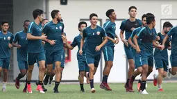 Pemain Timnas Qatar U-19 melakukan pemanasan jelang latihan di Lapangan A Kompleks GBK, Jakarta, Rabu (17/10). Timnas Qatar tergabuing di Grup A Piala AFC U-19 bersama Indonesia dan Chinese Taipei serta Uni Emirat Arab. (Liputan6.com/Helmi Fithriansyah)