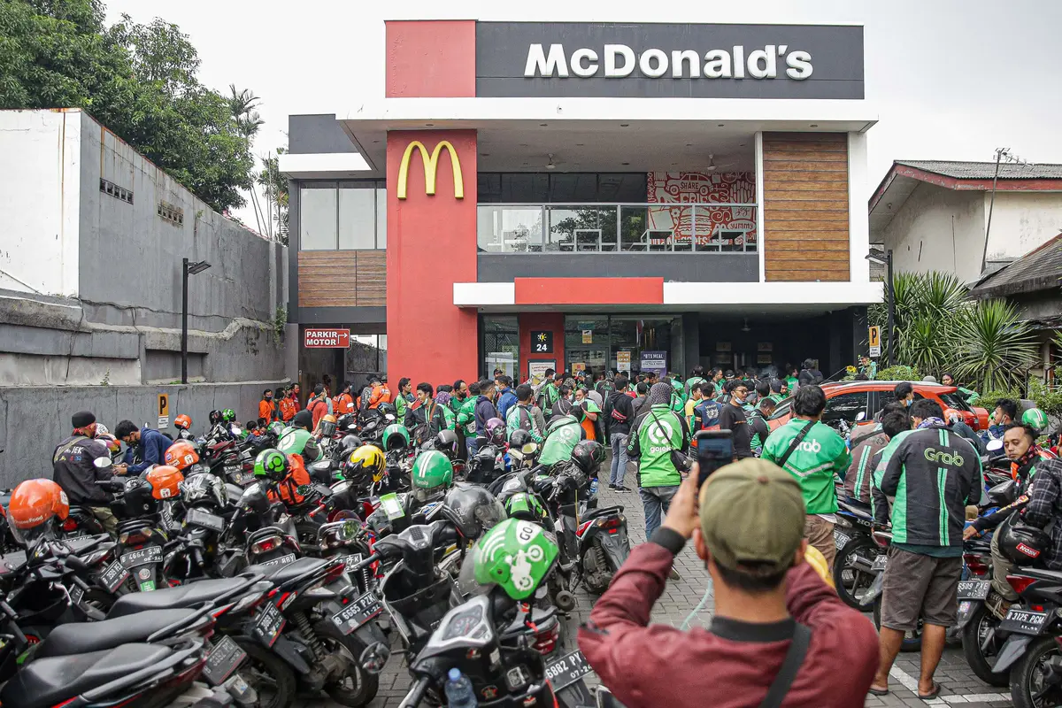 FOTO: BTS Meal Mulai Dijual, Gerai McDonald's Diserbu Ojek Online