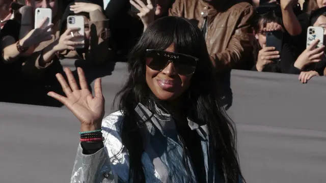 Supermodel Naomi Campbell Tampil Nyentrik dengan Mantel Metalik di Paris