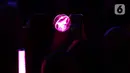 Selama konser, penggemar terus mengoyang-goyangkan lightstick sambil megikuti irama lagu yang dibawakan Taeyeon. (Liputan6.com/Helmi Fithriansyah)