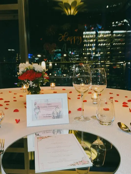 Momen spesial ini pun dirayakan keduanya dengan makan malam romantis dengan pemandangan yang indah di malam hari. Mejanya pun dihiasi oleh bunga-bunga cantik. @vidialdiano]