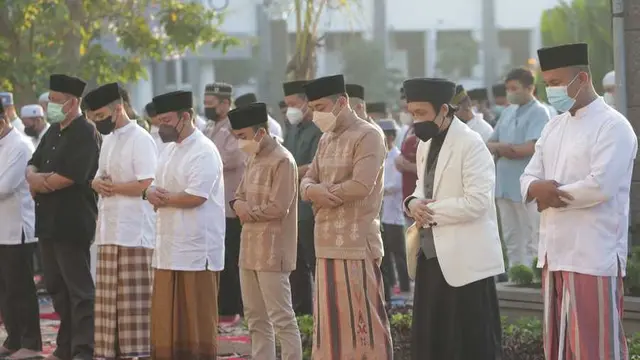 Eri Cahyadi dan keluarga shalat Idul Fitri di Taman Surya Balai Kota Surabaya. (Istimewa)