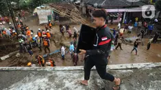 Warga mengevakuasi barang milik mereka usai banjir bandang yang melanda Kampung Cibuntu, Desa Pasawahan, Kecamatan Cicurug, Sukabumi, Jawa Barat, Selasa (22/9/2020). Banjir bandang mengakibatkan puluhan bangunan rusak berat, 12 rumah hanyut, dan dua korban masih hilang. (merdeka.com/Arie Basuki)