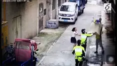 Seorang polisi dan kurir berhasil menangkap balita yang jatuh dari balkon lantai 1. Beruntung balita tersbeut hanya mengalami luka gores.
