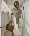 Rossie Huntington hadirkan gaya edgy dengan shacket. Shirt jacket bernuansa warna khaki berpadu dengan stelan putih, hadirkan gaya fashionable yang effortless. [Foto: Pinterest]
