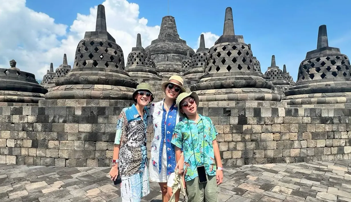 Enggak hanya jalan-jalan di kaki candi, Marcella Zalianty bersama kedua buah hatinya pun sempat mendaki ke atas Candi Borobudur. Terlihat bahwa saat ini suasana di atas candi terlihat sepi. Momen liburan ini pun memperlihatkan bahwa saat ini anak-anak Marcella Zalianty kini sudah semakin besar. (Liputan6.com/IG/@marcella.zalianty)