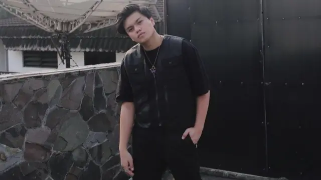 FOTO: Gaya Kasual Gangga Kusuma Kenakan Baju Hitam, Tampil Stylish