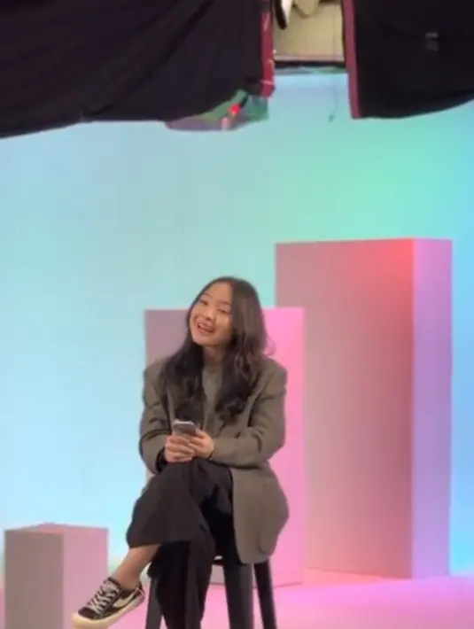 Bernadya mengatakan pakaian yang digunakan saat pemotretan menggambarkan dirinya yang tidak menyukai pakaian yang penuh dengan warna. [ist]