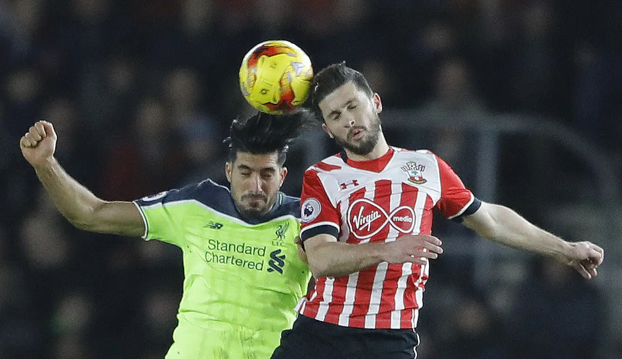Duel pemain Southampton, Shane Long (kanan) saat berduel dengan pemain Liverpool, Emre Can pada laga leg pertama Semifinal Piala Liga Inggris di St. Mary's stadium, Southampton (11/1/2017). Soton menang 1-0 atas Liverpool. (AP/Frank Augstein)