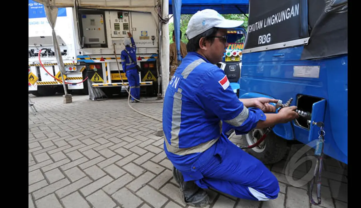Seorang petugas Stasiun Bahan Bakar Gas (SPBG) mengisi bahan bakar ke salah satu bajaj yang memakai bahan bakar gas di kawasan Monas, Jakarta, Senin (26/1/2015). (Liputan6.com/Miftahul Hayat)