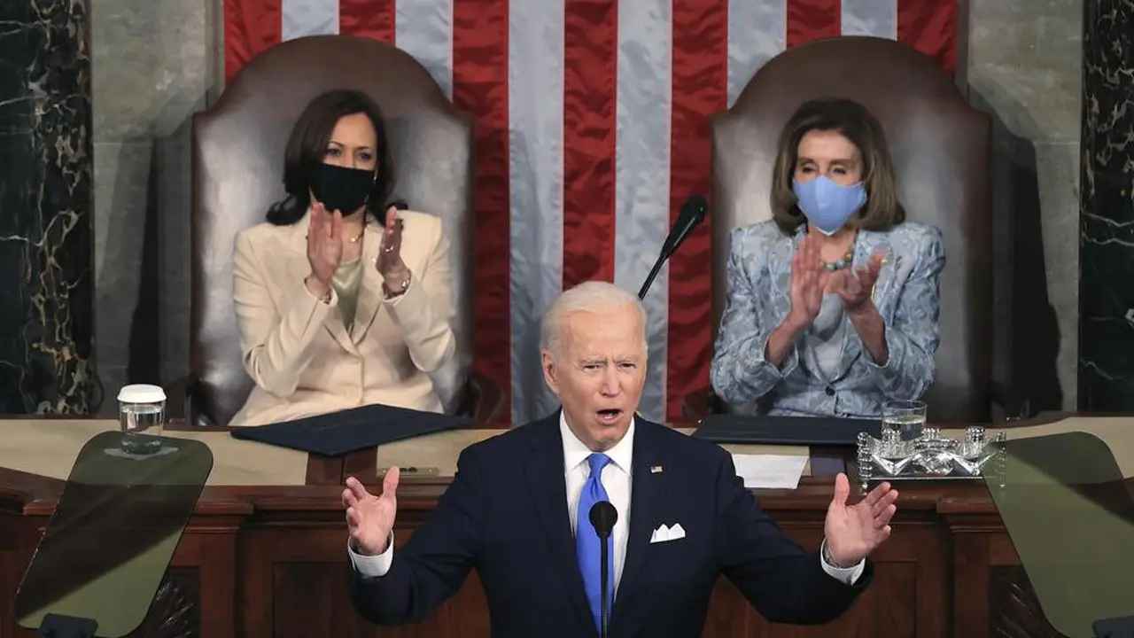 Presiden AS Joe Biden di Kongres. Wapres Kamala Harris dan Ketua DPR Nancy Pelosi di belakangnya.