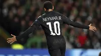 Pemain PSG, Neymar saat merayakan gol ke gawang Celtic ,pada laga grup B Liga Champions di Celtic Park, Glasgow, (12/9/2017). Neymar, Mbappe dan Cavani semakin kompak saat bermain bersama. (AP/Scott Heppell)