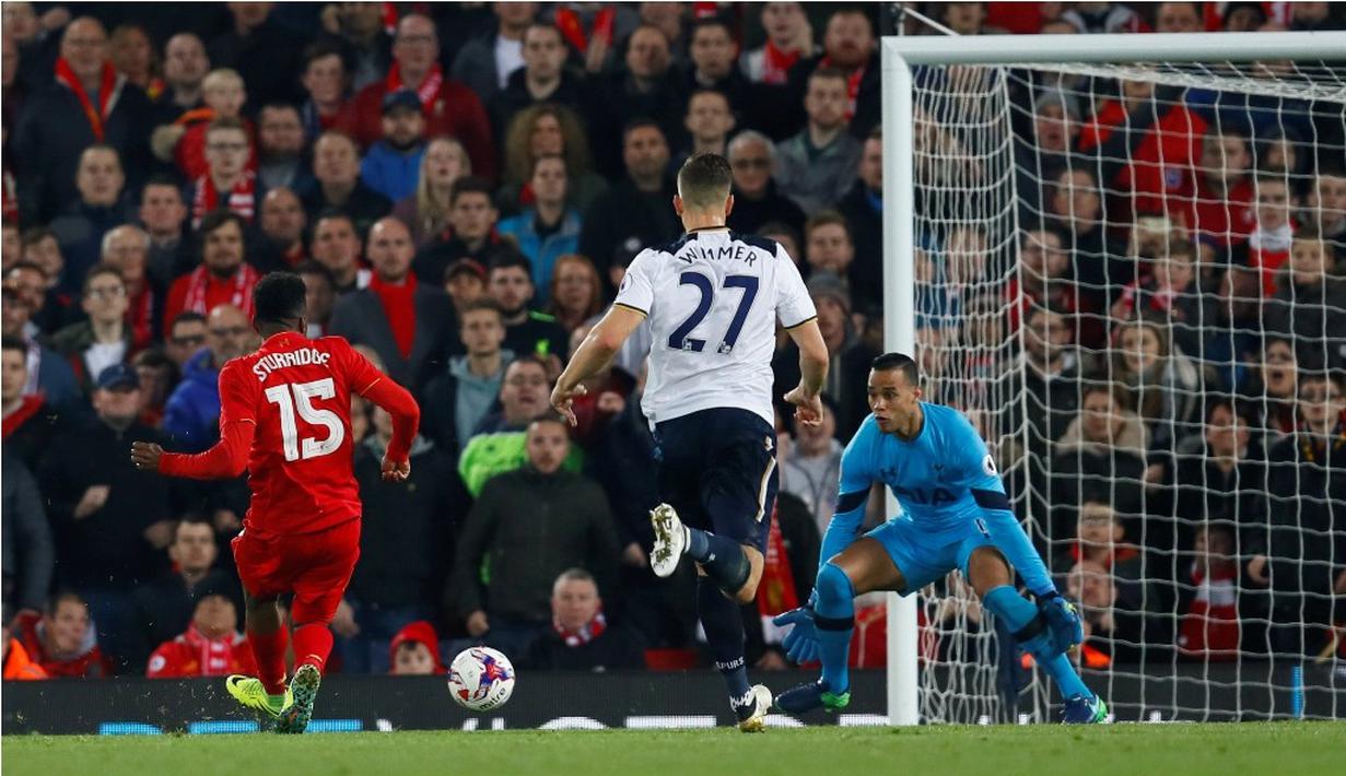 Striker Liverpool, Daniel Sturridge, saat mencetak gol ke gawang Tottenham Hotspur pada putaran keempat Piala Liga Inggris di Stadion Anfield, Liverpool, Selasa (25/10/2016) waktu setempat. (Action Images via Reuters/Jason Cairnduff)