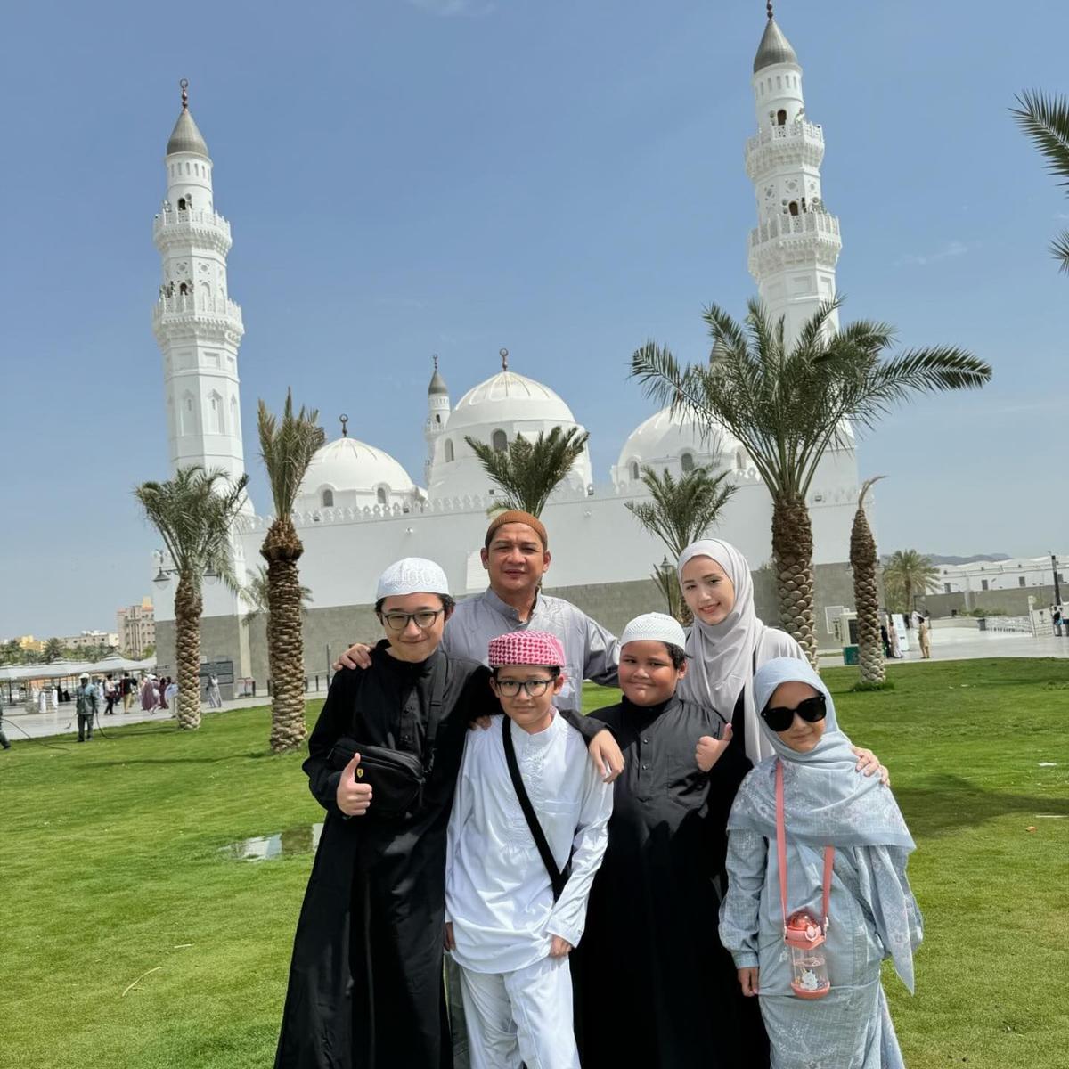 Potret Pasha Ungu dan Adelia saat Umrah Bersama Empat Anaknya di Tanah Suci
