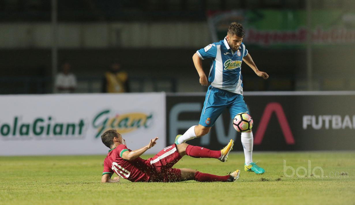 Aksi pemain Timnas Indonesia U-19, Egy Maulana (menghalau bola dari kaki pemain Espanyol B pada laga persahabatan di Stadion GBLA, Bandung, (15/7/2017). Timnas U-19 kalah 2-4. (Bola.com/Nicklas Hanoatubun)