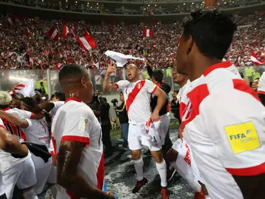 Pemain Peru merayakan kemenangan usai pertandingan melawan Selandia Baru pada leg kedua play-off interkontinental Piala Dunia 2018 di Estadio Nacional, Lima, (15/11). Peru menang atas Selandia dengan skor 2-0. (AFP Photo/Luka Gonzales)
